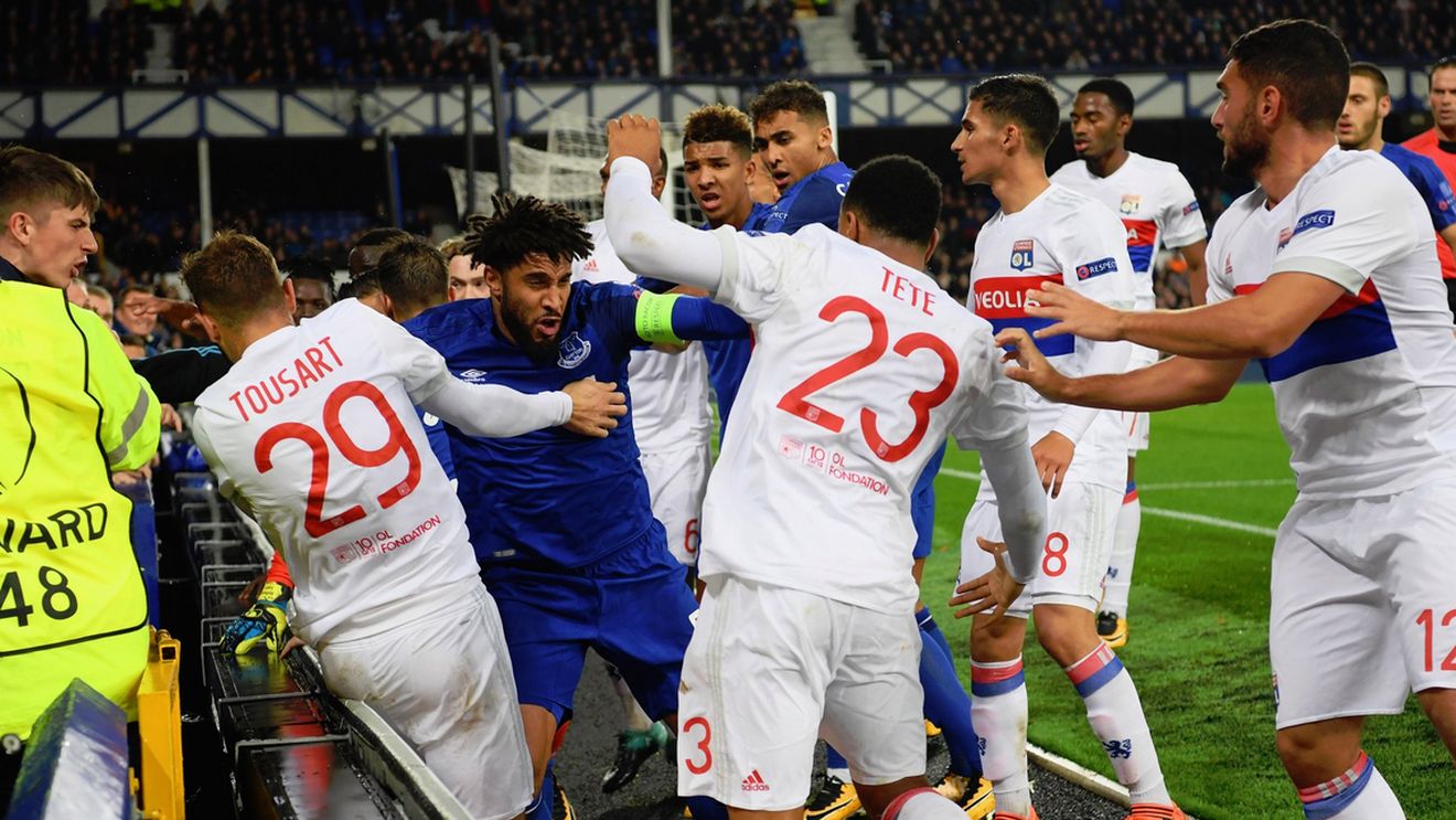 Moment unic în Anglia! VIDEO | Portarul lui Lyon s-a trezit împins de un suporter care-și ținea copilul în brațe