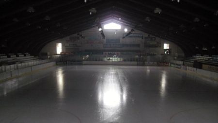 HOCHEI | Situație șocantă la finala Cupei României: un reflector a bubuit deasupra unui grup de spectatori. Patinoarul din Gheorgheni a rămas în beznă cu aproape 2.000 de oameni. Toată lumea a ieșit teafără!