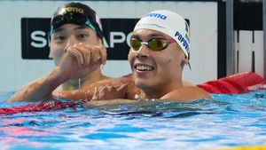 David Popovici a fost din nou fenomenal şi a luat aurul la 200 de metri liber la Campionatele Mondiale din Singapore. Cursă fabuloasă în fața americanului Hobson