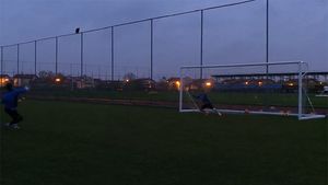 VIDEO | Hagi cu mânuși. Ianis a stat în poarta Viitorului și a încercat să apere lovituri de la 11 metri