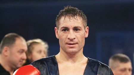 Noaptea Bombardierului. Viorel Simion a câștigat centura IBF Intercontinental la categoria pană după o victorie la puncte (12 reprize) cu belgianul Miskirtchian