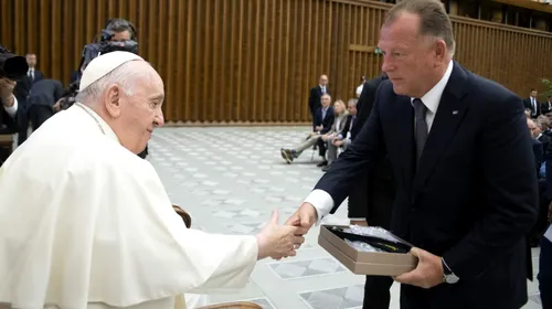 Marius Vizer, președintele Federației Internaționale de Judo, i-a oferit un cadou inedit Papei Francisc! Care a fost mesajul transmis | SPECIAL