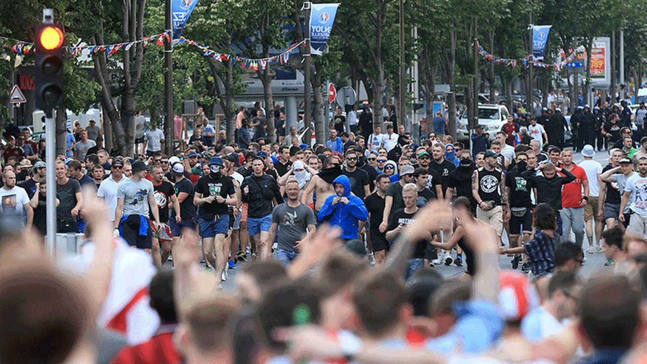 IMAGINEA ZILEI | Un cadru impresionat cu un fan al Poloniei și unul al Irlandei de Nord pe patul de spital, după ce aceștia au fost bătuți de huliganii francezi