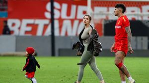 Imaginea serii cu Florinel Coman şi iubita sa! „Pantera” a atras toate privirile când a coborât pe gazon, alături de copilul lor. FOTO PROSPORT