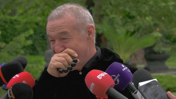 Întrebat dacă se teme că Gigi Becali îi va „fura” jucătorii, noul antrenor al Craiovei a oferit o reacție fabuloasă: „Mă păzește Suzi!”