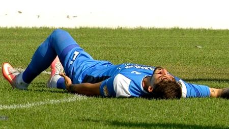 Lovitură pentru FCSB! Fundașul dorit de Meme Stoica s-a accidentat și a ieșit de pe teren după doar 18 minute