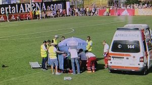 VIDEO | Momente ȘOCANTE la amicalul Ajax - Werder Bremen. Un jucător s-a prăbușit pe teren și a fost dus cu elicopterul la spital. Primele informații 