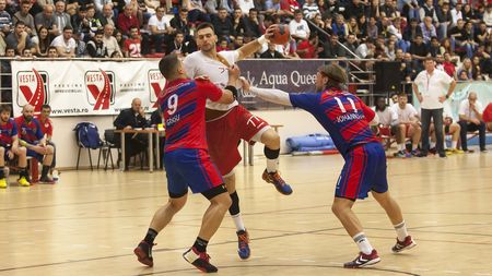 Dinamo, în pierdere de turație. Steaua a câștigat derbyul cu marea rivală, scor 32-26, iar CSM București se poate apropia la trei puncte de lider. "Tigrii", meci decisiv cu HC Odorhei, duminică, la ora 11:00