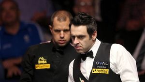 Rachetă pe lângă Hawkins. O'Sullivan s-a calificat în a treia finală consecutivă la Campionatul Mondial de snooker. Selby îl ține în șah pe Robertson în a doua semifinală