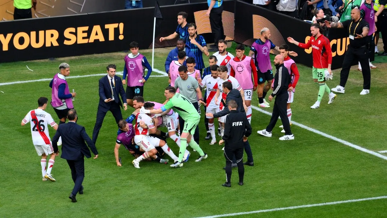 Cristi Chivu s-a pus în fața agresorului. Sprint de 60 de metri la Inter – River Plate pentru a-l scăpa pe fotbalist de bătaie