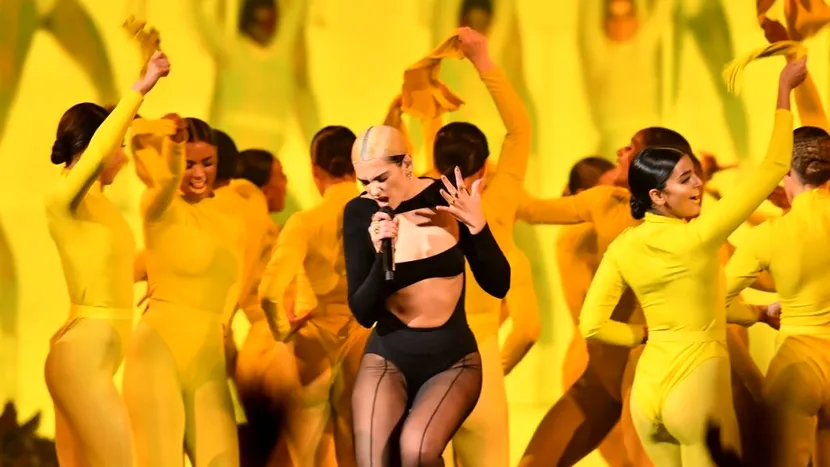 Dua Lipa, apariție de infarct la MTV EMA 2019! Artista a cântat aproape goală pe scenă