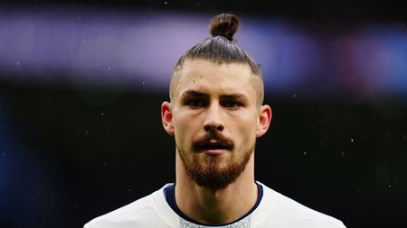 Nu e o veste prea grozavă pentru Radu Drăgușin. Managerul Thomas Frank a fost impresionat de rivalul românului pe post: „Van de Ven mi-a făcut pielea de găină”