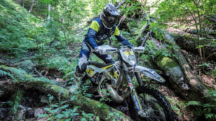 Graham Jarvis a controlat a doua zi de off-road l Red Bull Romaniacs. "A fost cea mai dură zi din istoria competiției". Riderii au stat între 6 și 10 ore pe motociclete