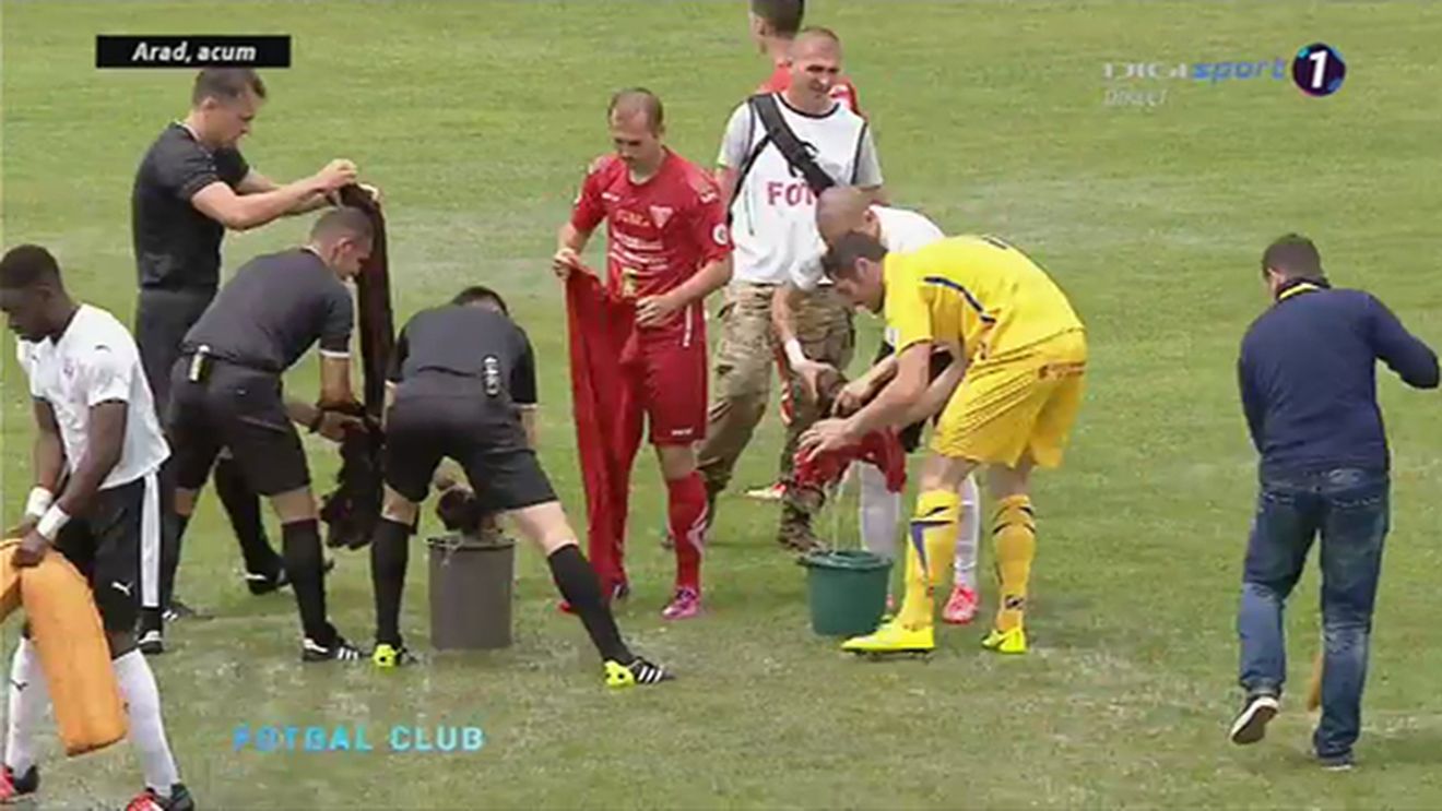 FOTO INCREDIBIL | Cristi Balaj, "arbitrul de serviciu"! Centralul meciului UTA - FC Voluntari a muncit cot la cot cu jucătorii