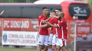 Dinamo a dezvăluit noul echipament principal! Cum arată tricoul de joc și ce stemă vor avea „câinii” pe piept în noul sezon | FOTO