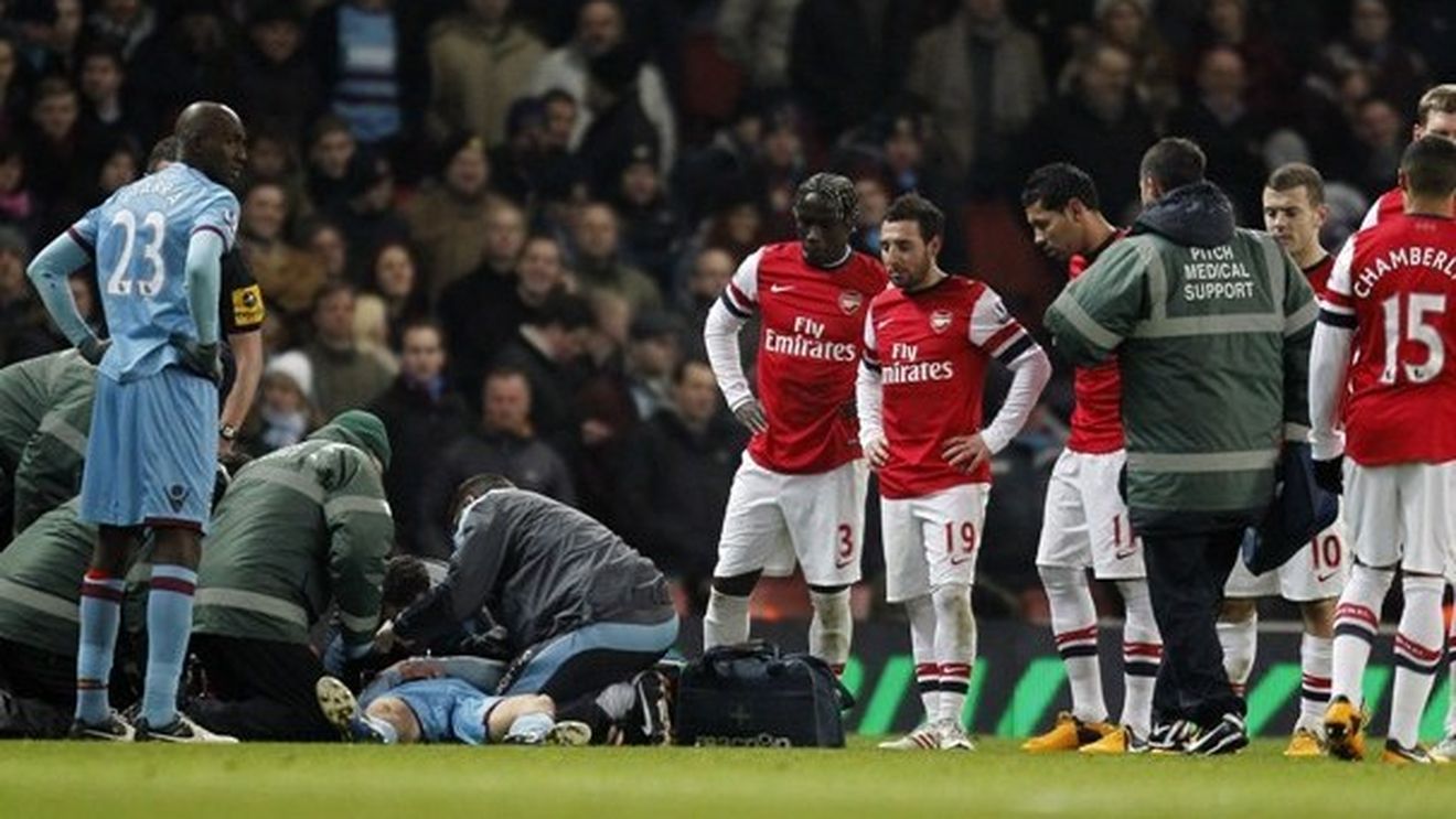 Clipe de groază pe Emirates!** Anglia, aproape de o tragedie: "L-au pus direct la oxigen" Nu a mai mișcat după un duel banal. VIDEO Ce s-a întâmplat: