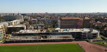 10.000.000 de euro pentru stadionul din România care va avea terenuri de sport pe acoperiş. Cum arată arena care e pe finalul construcției