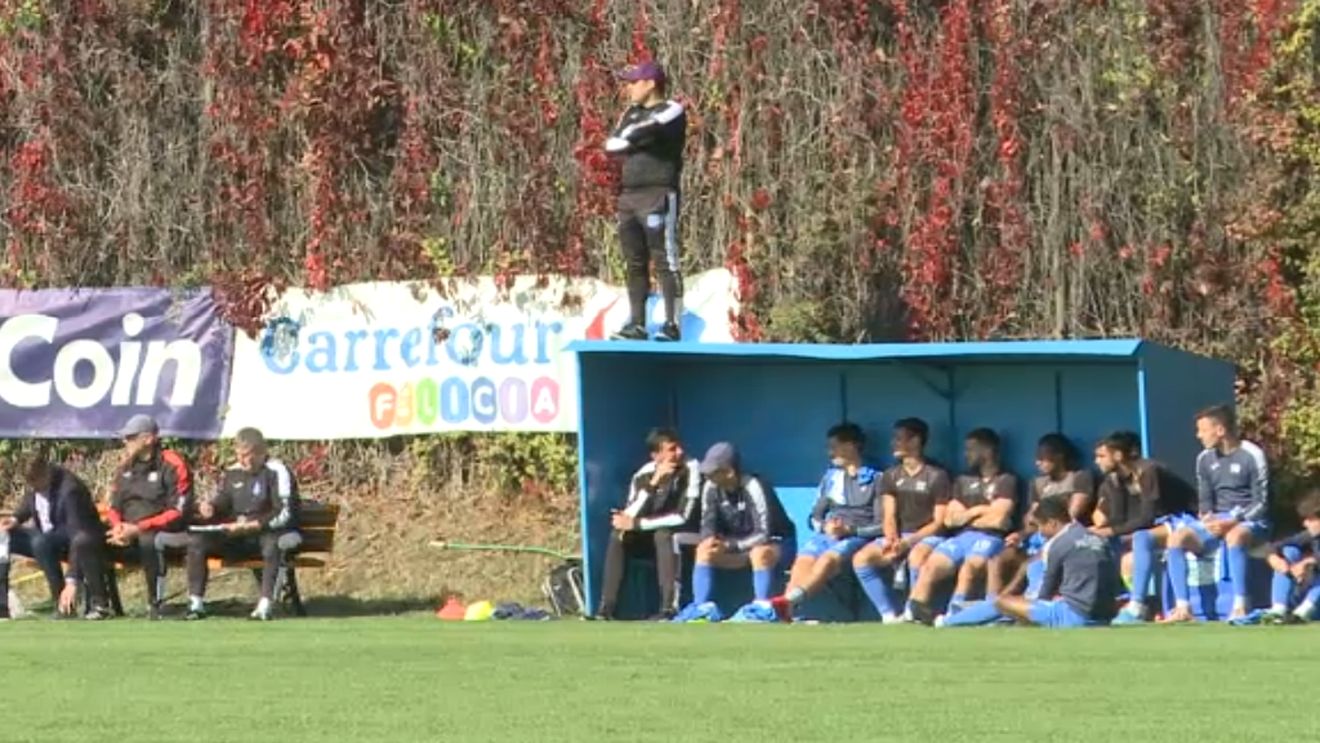 Fabulos! Un antrenor din Liga 1 s-a urcat pe banca de rezerve pentru a vedea meciul amical al propriei echipe :)