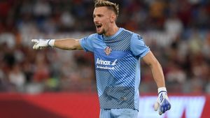 Ionuț Radu, la înălțime pe Olimpico! Portarul lui Cremonese, parade spectaculoase în eșecul la limită cu AS Roma. Cum s-a descurcat Vlad Chiricheș | VIDEO