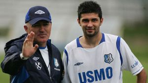 Petre Grigoraș, ”cel mai tare din oraș”, și-a deschis academie cu fiul său, Alexandru: ”Vrem să înscriem echipa în campionat.” Nu renunță la revenirea în antrenorat, dar recunoaște: ”E multă minciună și perversitate”