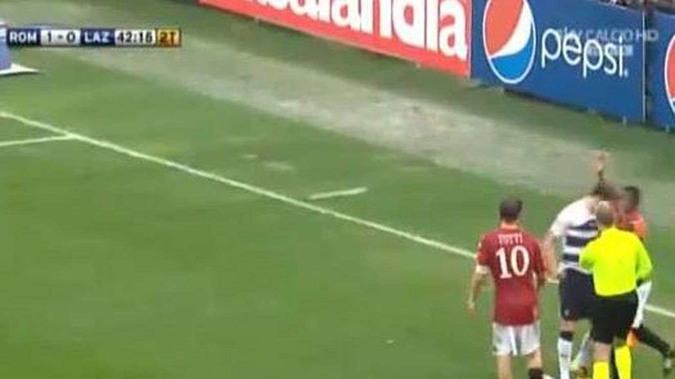 Sânge latin! Radu a fost eliminat în derby-ul Romei** după ce i-a dat un cap în gură lui Simpicio! VIDEO