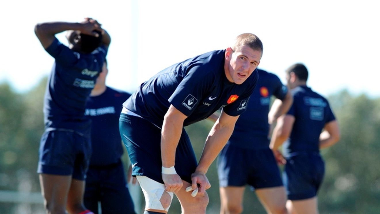 Imagini incredibile pe un teren de rugby!** Un tată a intrat pe teren pentru a-și apăra fiul de 1.92 m și 105 kg! VIDEO