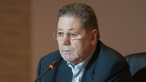 Reacția lui Cornel Dinu când l-a văzut: „Zici că taie porumbul”