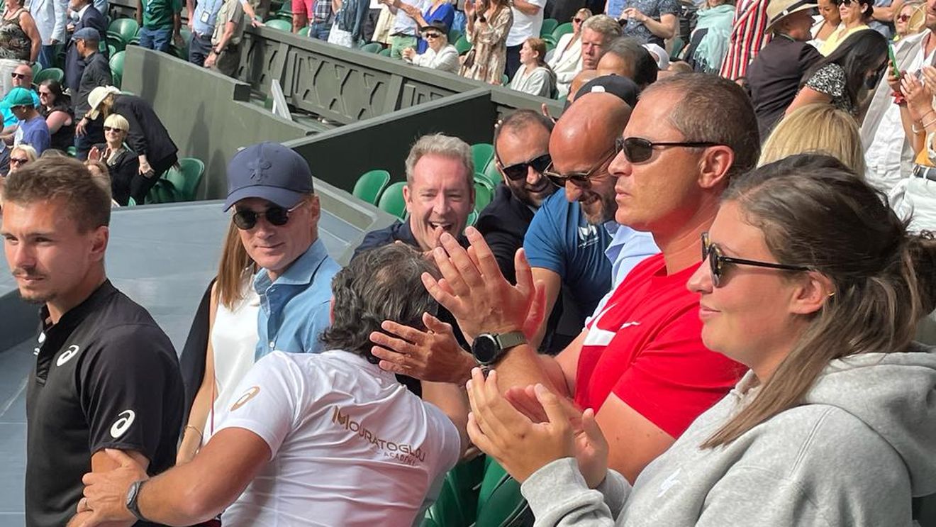 Ce nu s-a văzut la TV! Apropiații Simonei Halep au explodat de fericire: cum s-au bucurat oamenii din loja campioanei noastre, după victoria fantastică împotriva Paulei Badosa! | FOTO EXCLUSIV