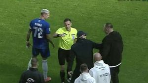Scene ireale la Craiova: Mititelu a intrat peste arbitru pe teren şi a cerut echipei să iasă de pe gazon