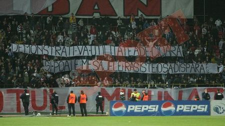 Nu rasismului?** Vezi cât îi costă pe 'câini' bannerul din meciul contra Rapidului!