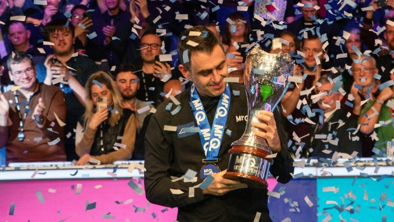 Milionarul e campionilor oamenilor de pe stradă. Merge cu autobuzul și e filmat în timp ce fumează în stație