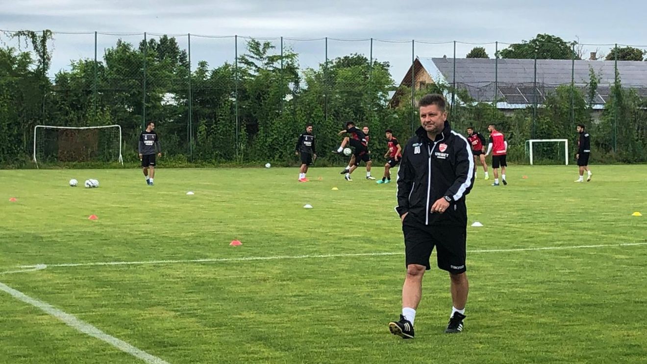 Dusan Uhrin, trist la reunire: „Urmează un campionat greu. Va fi dificil". Antrenorul lui Dinamo, discuție decisivă cu șefii clubului