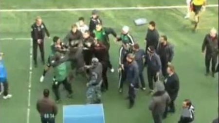 VIDEO Promo pentru MMA!** Un fotbalist de la Krasnodar a fost snopit în bătaie de soldații ceceni! Federația Rusă l-a suspendat pe jucător pentru 6 etape!