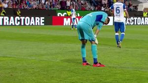 "Arde, arde, ia-o tu!". FOTO | Calancea, greșeală de începător într-un moment decisiv. I-a pus mingea pe tavă lui Balde și senegalezul nu a iertat