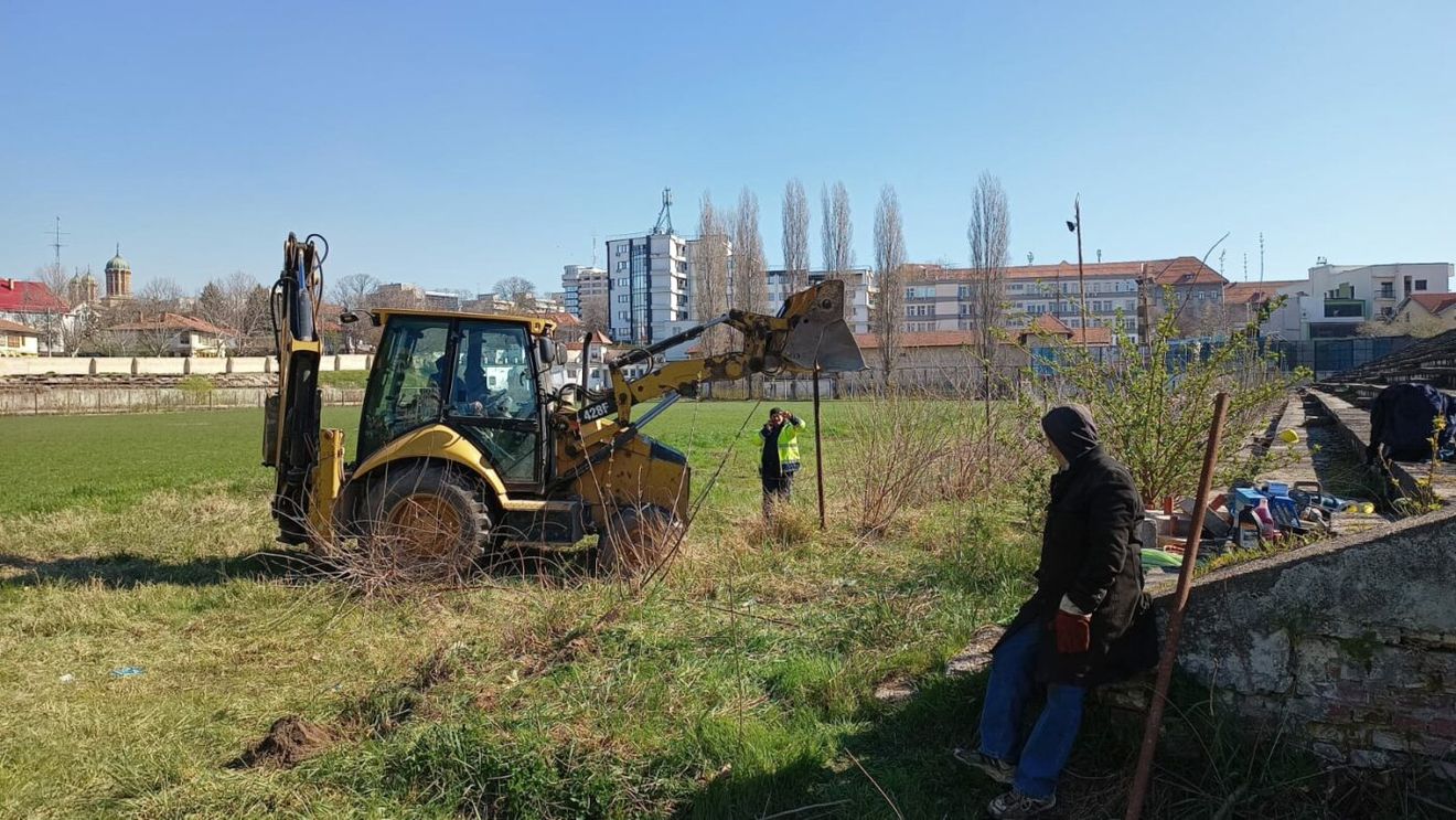 A început demolarea celui mai vechi stadion din Craiova, inaugurat de Regele Carol al II-lea şi pe care a început povestea Universităţii Craiova. FOTO