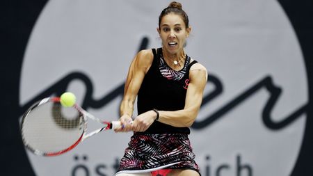 Visul frumos s-a încheiat pentru Mihaela Buzărnescu, în semifinalele turneului de la Linz. Strycova a învins-o, rămân poveștile cu părinții, gluma antrenoarei și zâmbetul: "Sper că sunt un exemplu" 