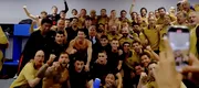 Nebunie în vestiarul Barcelonei, după câştigarea titlului. Laporta a coborât printre jucători