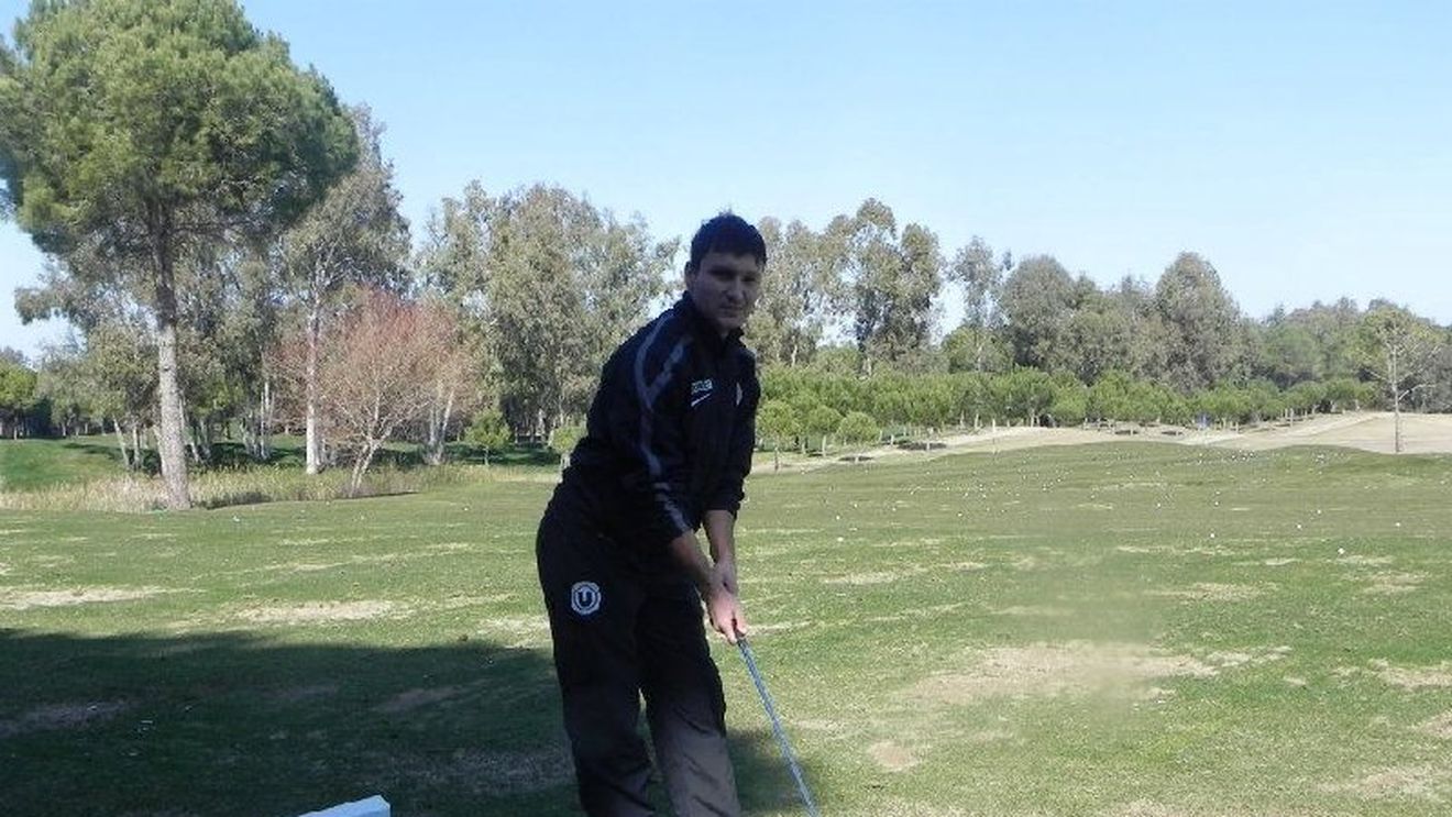 Relaxare înainte de "războaiele" Rapid și Steaua!** Jucătorii lui "U" au încercat să-l imite pe Tiger Woods