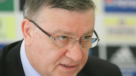 „Nașul" amenință