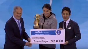 Cristina Neagu a primit „Balonul de Aur” din partea Federației Internaționale de Handbal, dar și un premiu de 10.000 de euro