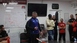 Gafă sau mesaj pentru patronat? Ce a apărut în vestiarul unui club din Superliga, pe tabla pe care jucătorii primesc de regulă indicații tactice! E mâna fanilor sau e modul în care fotbaliștii au ales să se revolte împotriva restanțelor de la echipă? | FOTO & VIDEO