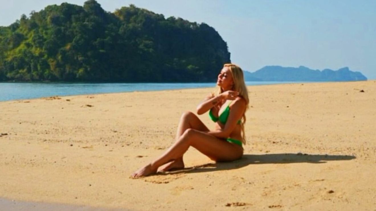 WOW! Raluca Zenga, apariție exotică într-un costum de baie cu o vedere generoasă, chiar în ziua de Paşte