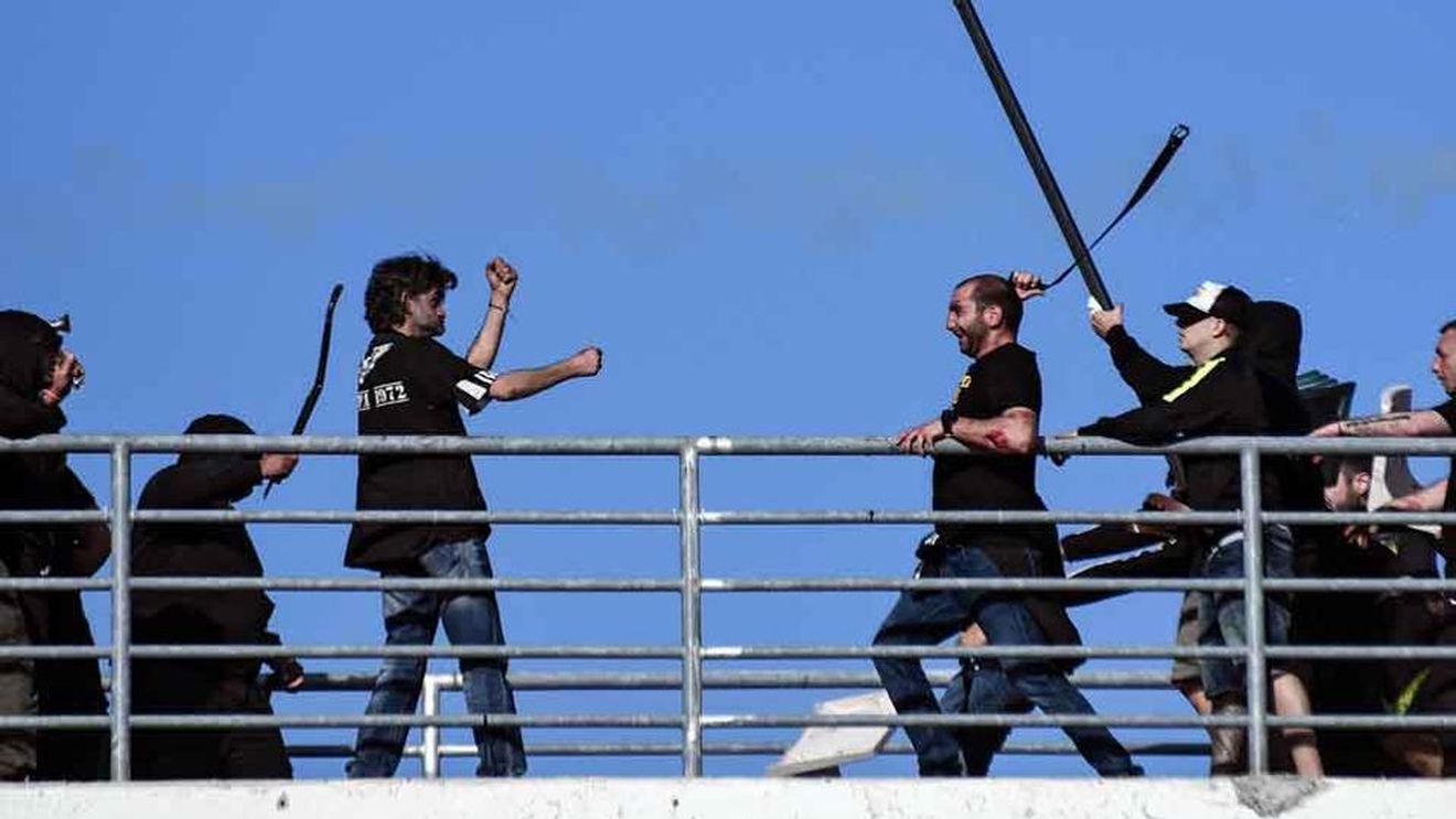 Răzvan Lucescu se pregătește pentru PAOK - AEK, Poliția se pregătește pentru "război". Ultrașii lui AEK au atacat un fan-club PAOK din Atena
