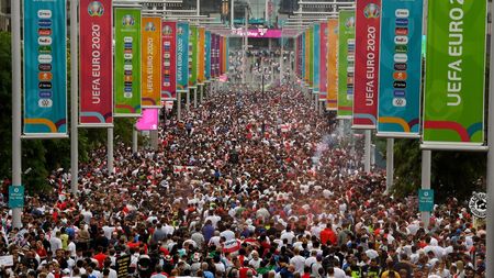 Bătaie generală înaintea finalei EURO 2020! Suporterii au vrut să intre fără bilete pe „Wembley” | VIDEO