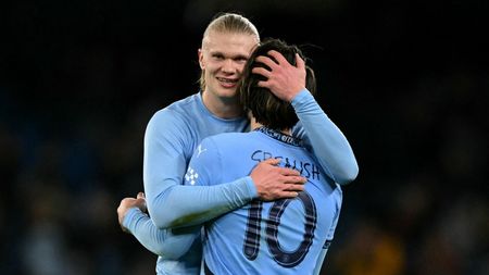 Fotbalistul campioanei a ieșit beat din pub. Imagini dezolante: se clatină pe picioare