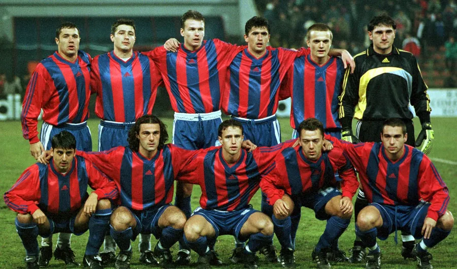  Sursă foto: Mediafax // Steaua București, aliniată la începutul meciului cu Slavia Praga, din decembrie 1999: Sabin Ilie, Iulian Miu, Cristian Ciocoiu, Erik Lincar, Zoltan Ritli, Ionel Dănciulescu, Albert Duro, Laurențiu Reghecampf, Laurențiu Roșu, Valeriu Bordeanu.