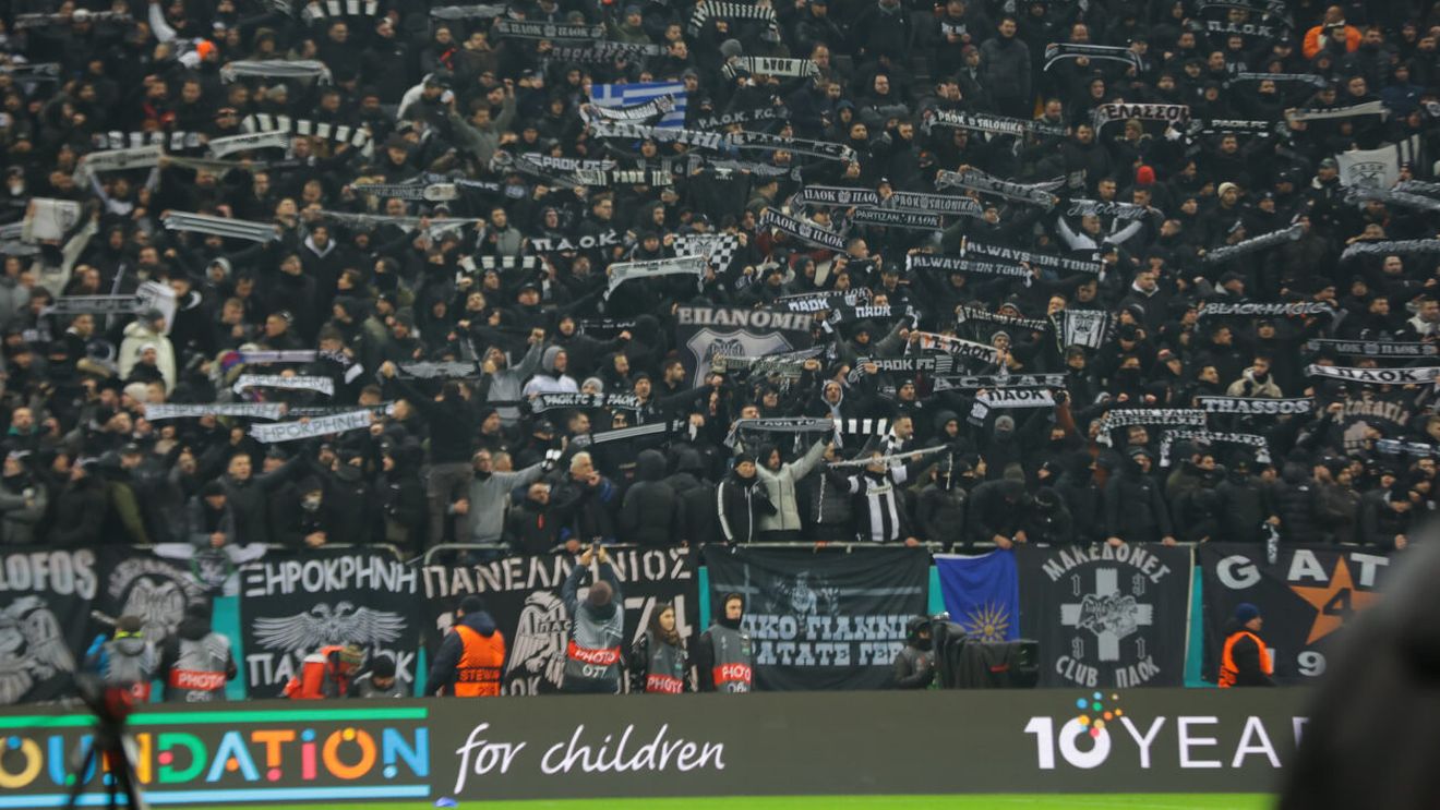 Gest grosolan față de fotbaliști. Ce s-a întâmplat pe teren, imediat după FCSB - PAOK, când jucătorii au ajuns în dreptul peluzei