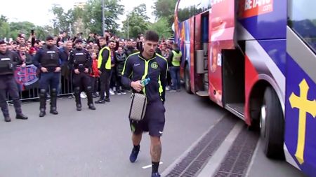 Cum au fost primiți fotbaliștii lui Gigi Becali de fani înainte de FCSB - Rapid. Florinel Coman, star absolut