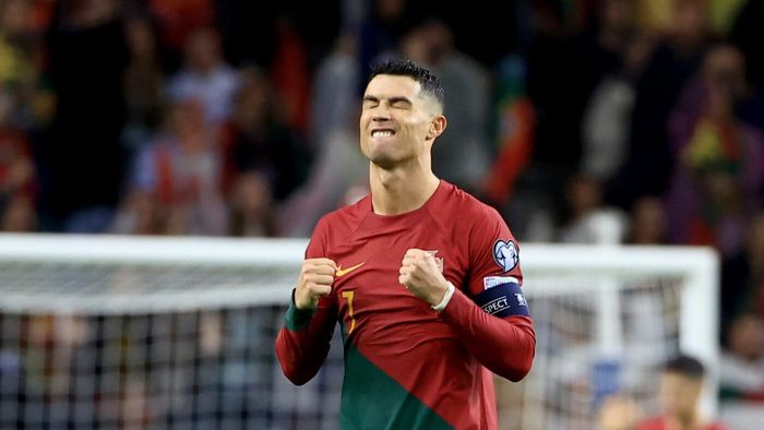 Patul pe care a dormit Cristiano Ronaldo, scos la licitație pentru o cauză nobilă! Cât trebuie să scoată din buzunar un fan înfocat