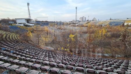 Așa arată imaginea nepăsării! FOTO | Stadionul Municipal Bacău zace în paragină și planul e același de ani de zile, doar pe hârtie